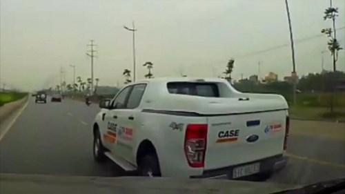 Ôtô có được đi hai làn?