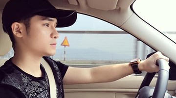 Dân mạng tìm kiếm 'soái ca áo đen' vừa hát vừa lái xe