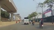 Thanh niên đi ngược chiều trên phố Hà Nội bị phang gậy vào lưng