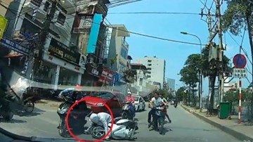 Cố giằng lại túi xách, cô gái bị cướp đạp vào lưng