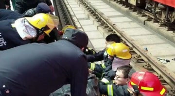 Lao xuống đường ray khi tàu hỏa vụt qua, cụ ông vẫn sống sót thần kỳ