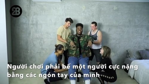 Giới trẻ Việt 'sốt xình xịch' với trào lưu nâng người bằng ngón tay