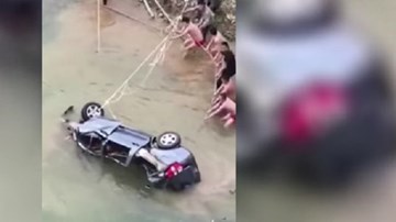 Ô tô đâm xuyên lan can cầu lao xuống sông, 8 người thiệt mạng