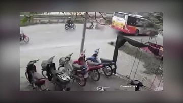 Nghênh ngang phóng nhanh, vượt ẩu, nam thanh niên ngất xỉu cạnh xe buýt