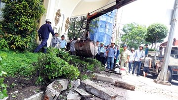 Quận 1 dỡ bỏ bồn cây khách sạn Majestic gần trăm tuổi