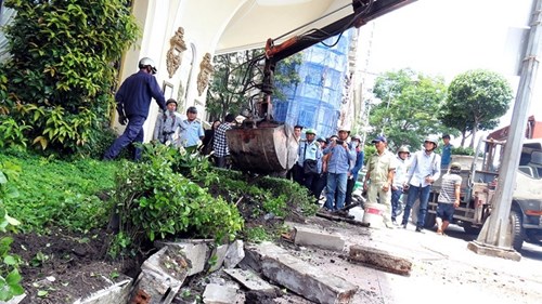 Quận 1 dỡ bỏ bồn cây khách sạn Majestic gần trăm tuổi