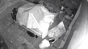 Xem lại camera lúc nửa đêm chứng kiến tên trộm đồ của người lái xe ba gác