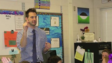 Clip thầy giáo 9X kiểm tra học sinh cấp một 'gây bão' mạng