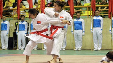 Nữ cảnh sát xinh đẹp tung đòn, quật ngã 3 đối tượng