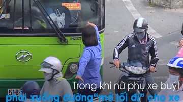 Nữ phụ xe 'tả xung hữu đột' mở lối cho xe buýt kẹt giữa vòng xoay