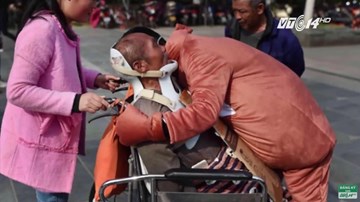 Người cha bán cái ôm để kiếm tiền chữa bệnh cho con