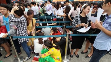 Hà Nội: Hàng nghìn người chen chân “săn” vé máy bay giá rẻ