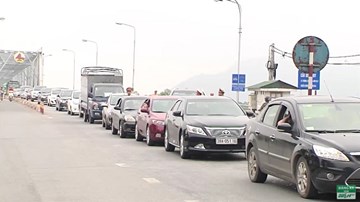 Kẹt cứng tại cầu Bến Thủy do hàng trăm ôtô dùng tiền lẻ mua vé qua cầu