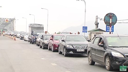 Kẹt cứng tại cầu Bến Thủy do hàng trăm ôtô dùng tiền lẻ mua vé qua cầu