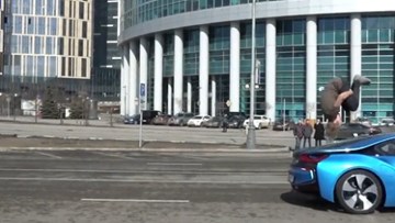 Thanh niên 'giỡn mặt tử thần', lộn nhào qua ô tô đang phóng 100 km/h