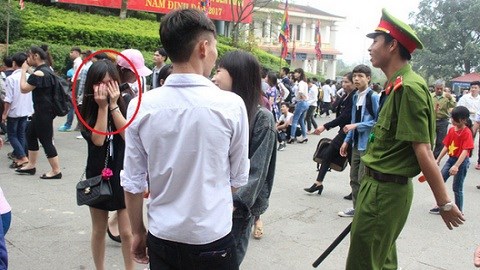 Hàng loạt du khách mặc váy ngắn bị cấm lên Đền Hùng bái Tổ