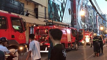 Cháy bảng hiệu quán karaoke, hàng chục người hốt hoảng tháo chạy