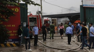 Hà Nội: Gara ô tô cháy đùng đùng trong ngày giỗ Tổ