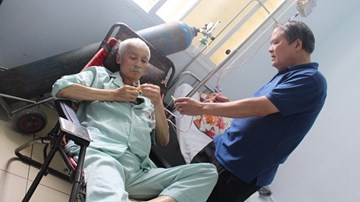 Gia đình đã mang ảnh đến cho NSƯT Duy Thanh chọn