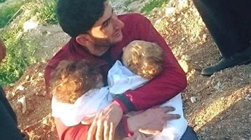 Triệu người rơi lệ cảnh tiễn biệt cặp song sinh chết vì bom hóa học ở Syria