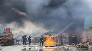 Hiện trường vụ nhà xưởng cháy dữ dội trên đường Phạm Hùng