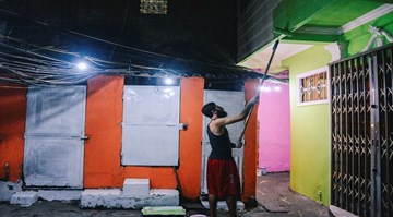 Chàng Tây tự nguyện sơn ngõ phố cổ Hà Nội