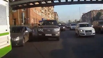 Nữ tài xế sôi máu đâm hàng loạt xe vì  