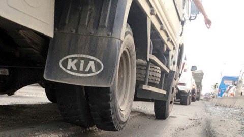 Kỳ lạ đoạn đường ô tô chạy qua, bánh không chạm đất