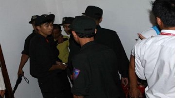 Đột nhập đường hầm sân Pleiku, CĐV HAGL quá khích hành hung trọng tài