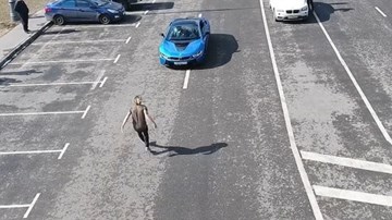 9X nhào lộn qua xe BMW đang chạy với vận tốc 97 km/h