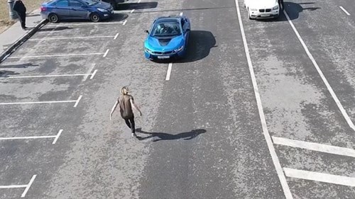 9X nhào lộn qua xe BMW đang chạy với vận tốc 97 km/h