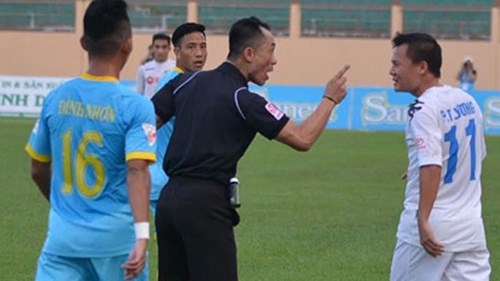 Trọng tài chỉ mặt cảnh cáo Thành Lương của CLB Hà Nội