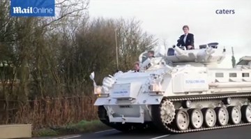 Tài xế' lái xe tăng đưa con tới trường