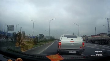 Toyota Hilux phanh gấp và lùi trên cao tốc khiến xe sau hoảng hồn
