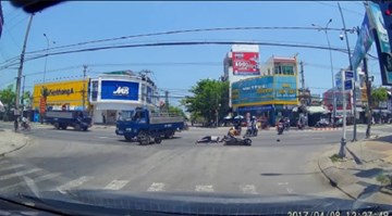 Xe máy ôm cua tốc độ cao, gây tai nạn liên hoàn giữa ngã tư