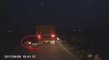 Vượt ẩu, nam thanh niên thoát chết trong gang tấc dưới gầm xe tải
