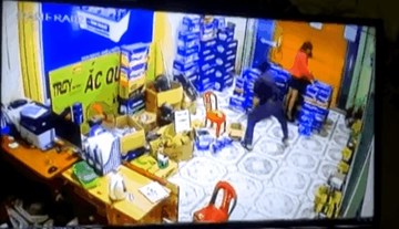 Kinh hãi cảnh chồng dùng điếu cày đánh liên tiếp vào người vợ