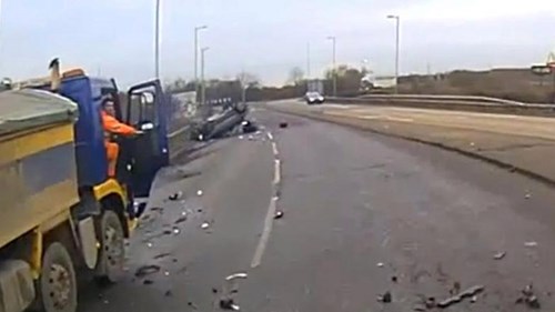 Bé trai may mắn sống sót khi ngồi trên xe lộn nhào 3 vòng do mẹ điều khiển