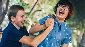 Thanh niên Tây ra hồ Gươm trổ tài trước du khách để kiếm tiền