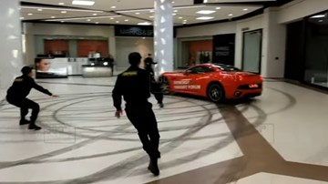 Lái siêu xe Ferrari California vào trung tâm thương mại để 
