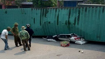 Xe container đè bẹp ô tô con, 2 người tử vong tại chỗ