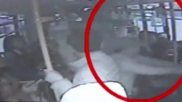 Ông lão xé rách quần áo của cô gái trẻ để tranh chỗ ngồi