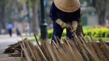 Tháo dỡ hàng rào chông tre ở vườn hoa Nhà hát lớn Hà Nội