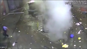 Ô tô nổ tan tành giữa lúc đang đổ xăng ở Brazil