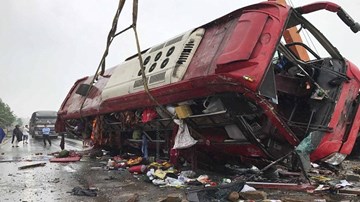 Xe khách lật sau tiếng nổ lớn, 2 người chết