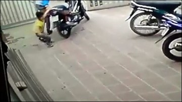 Giằng co bất thành, bé trai đứng nhìn trộm phóng xe tẩu thoát