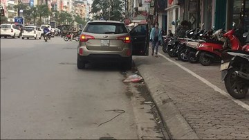 Sợ bị cẩu xe, tài xế đồng loạt dùng cách này để 'lách luật'