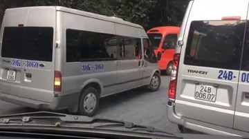 Lấn làn trắng trợn trên đường đèo, ô tô du lịch bị xe khách cảnh cáo
