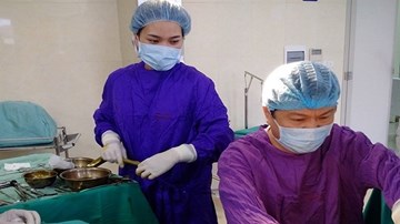 Cô gái có 2 bộ phận sinh dục được trả lại giới tính thật sau 24 năm