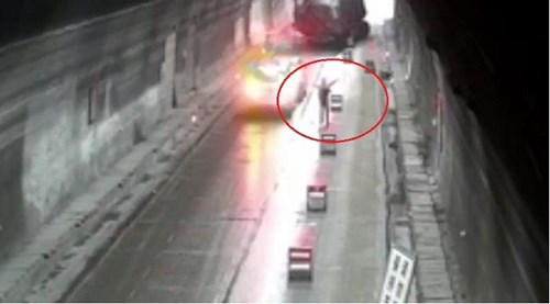 Xuống xe cảnh báo tai nạn trong hầm, người đàn ông bị ô tô đâm chết